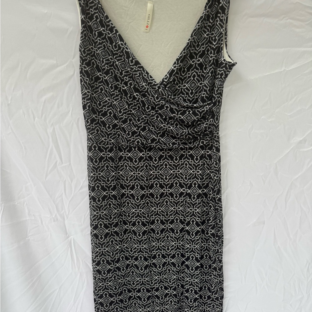Gilli Black and White Sheath Midi Dress Sleeveless V-Neck
